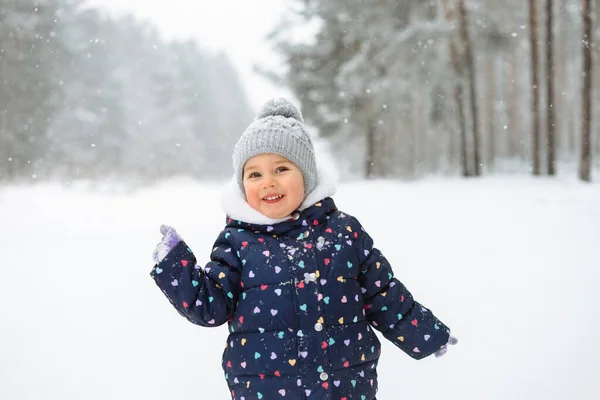Upřímný Portrét Roztomilé Holčičky Baví Hrát Venku Během Sněžení Sněžné — Stock fotografie