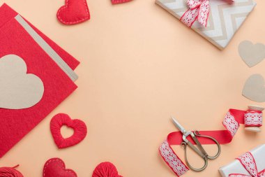 Sevgililer Günü için el yapımı dekorasyon yapılan yer. Metin için boş alanı olan üst görünüm.