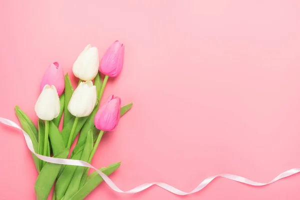 Tavaszi Virágok Csokor Rózsaszín Fehér Tulipán Rózsaszín Háttér Szabad Helyet Jogdíjmentes Stock Fotók