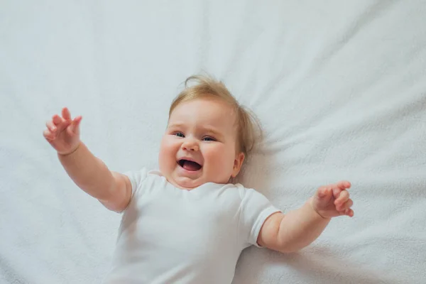 Bebé Sorrindo Bonito Deitado Cama Estendendo Braços Lateralmente Vista Superior — Fotografia de Stock