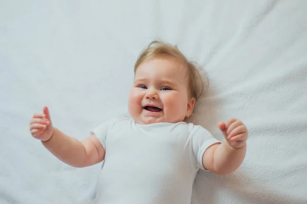 Bebé Sorrindo Bonito Deitado Cama Estendendo Braços Lateralmente Vista Superior — Fotografia de Stock