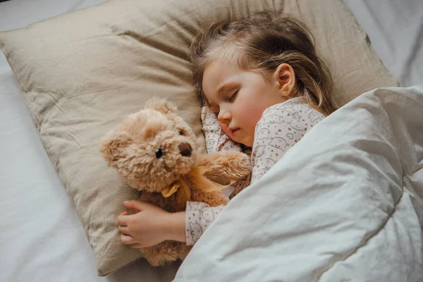 Kislány Alszik Ágyban Átöleli Puha Játék Otthon Felülnézet Stock Kép