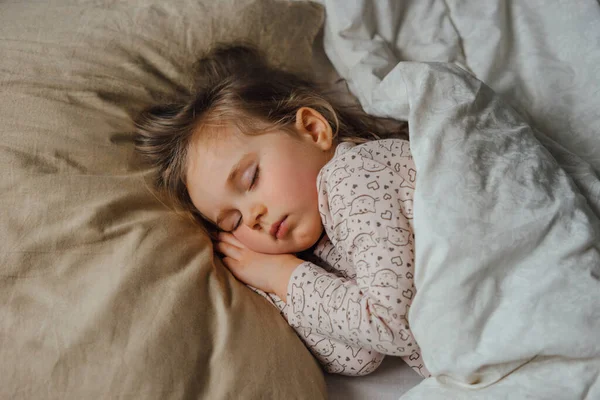 Kislány Alszik Ágyban Otthon Felső Nézet Stock Kép