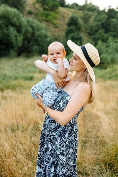 Mama Fericita Tinand Copilul Aer Liber Purtand Palarie Soare Ziua — Fotografie, imagine de stoc