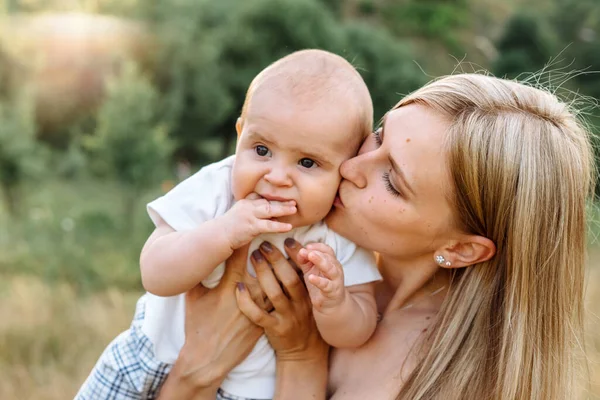 Lycklig Mor Håller Och Kysser Sitt Spädbarn Pojke Utomhus Sommardagen — Stockfoto