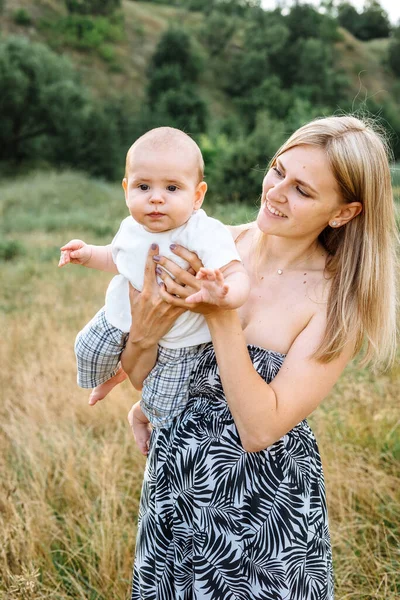 Lycklig Mamma Håller Spädbarn Utomhus Sommaren Dag Landet — Stockfoto