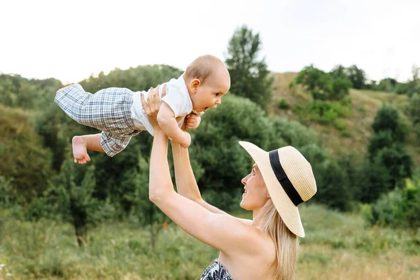 Mamă Fericită Care Ține Copilul Aer Liber Purtând Pălărie Soare — Fotografie, imagine de stoc