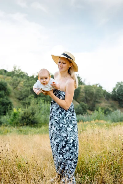 Felice Madre Che Tiene Bambino All Aperto Indossando Cappello Sole — Foto Stock