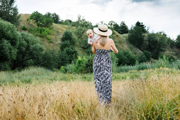 Gelukkig Moeder Houden Zuigeling Baby Buiten Dragen Zonnehoed Zomer Dag — Stockfoto