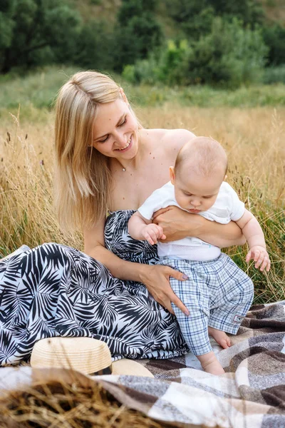 Mamma Felice Che Tiene Bambino All Aperto Durante Giorno Estivo — Foto Stock