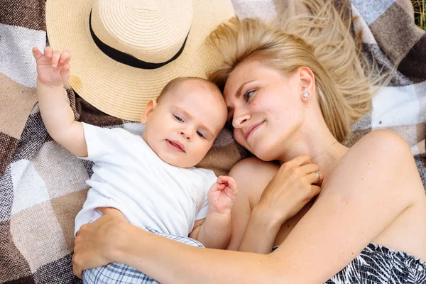 Mãe Feliz Seu Bebê Infantil Deitado Juntos Cobertor Livre — Fotografia de Stock