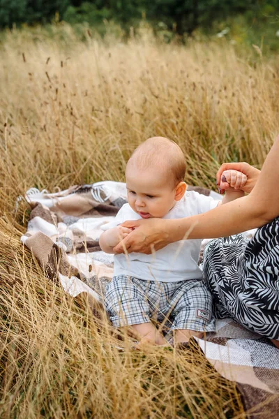 Säugling Sitzt Auf Und Hält Die Hände Seiner Mutter Draußen — Stockfoto