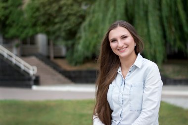 Açık bir gülümseyen kız portresi