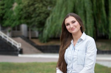 Açık bir gülümseyen kız portresi