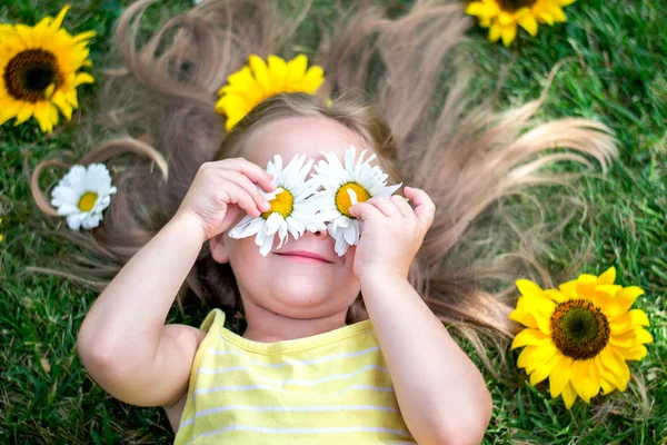 Meisje met bloemen — Stockfoto