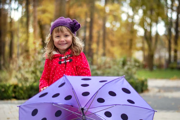 Meisje met paarse paraplu — Stockfoto