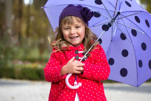Weinig meisje bedrijf paraplu — Stockfoto