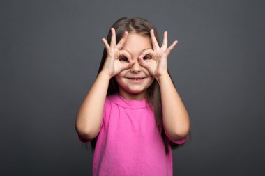 Onun parmaklarının arasından bir kız portresi