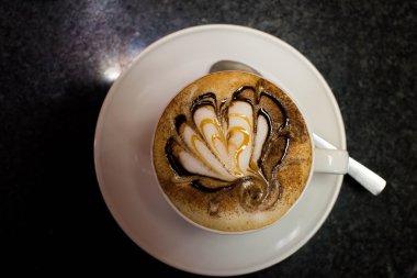 Kafede kahve fincanı.