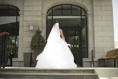 Güzel düğün ve uzun beyaz bir elbise, peçe, klasik bir görünüm. Beyaz, parlak iç ayakta gelin.