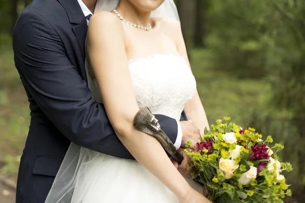 Elegante Braut Und Bräutigam Posieren Zusammen Freien Einem Hochzeitstag — Stockfoto