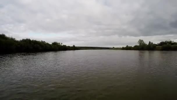 Річковий осінній хмарний день — стокове відео