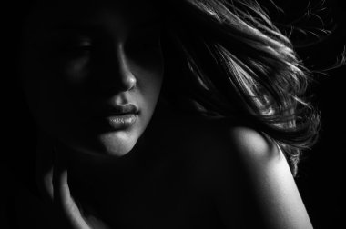 Güzel kızlardan fotoğraf portre. Stüdyoda çekildi