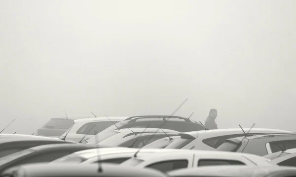 Fotografía de paisaje. Ciudad en la niebla . — Foto de Stock