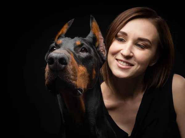 Retrato Perro Doberman Con Una Chica Dueña Foto Aislada Studio — Foto de Stock