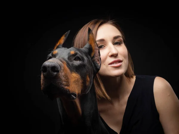 Retrato Perro Doberman Con Una Chica Dueña Foto Aislada Studio — Foto de Stock