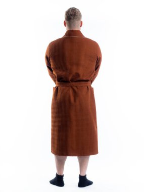 Arkadan bornozlu bir adam izole edilmiş beyaz bir arka planda. Stüdyoda tam gelişimle çekilmiştir..