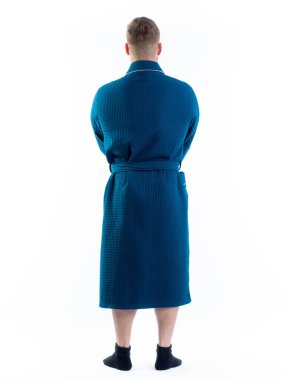 Arkadan bornozlu bir adam izole edilmiş beyaz bir arka planda. Stüdyoda tam gelişimle çekilmiştir..