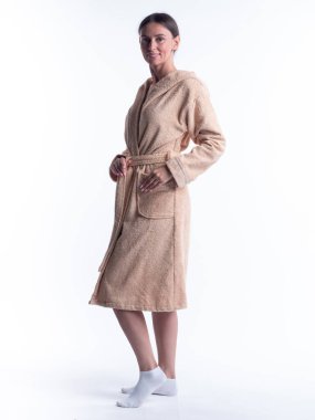 Yüzünde bir gülümseme olan, izole beyaz arka planda, bornozlu bir kadın. Stüdyoda tam gelişimle çekilmiştir..