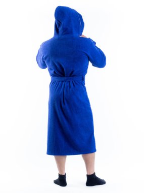 Arkadan bornozlu bir adam izole edilmiş beyaz bir arka planda. Stüdyoda tam gelişimle çekilmiştir..