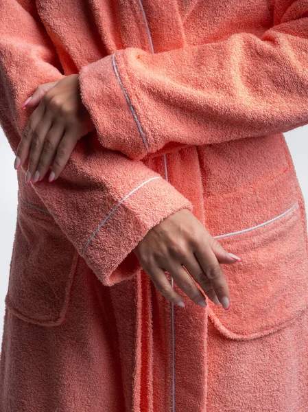 Женщина Ярком Халате Рекламирует Детали Одежды Изолированном Белом Фоне Снимок — стоковое фото