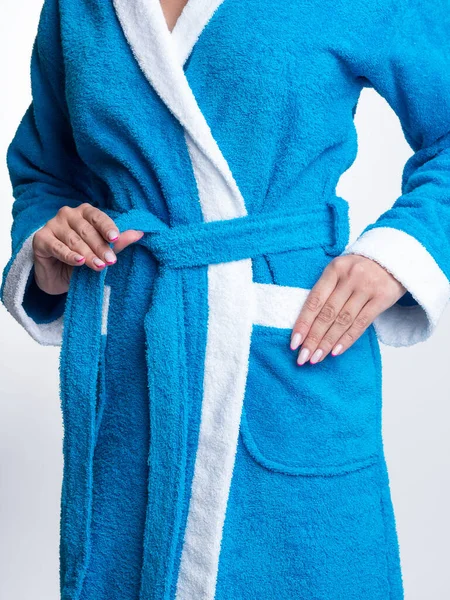 Kvinna Ljus Morgonrock Annonserar Kläder Detaljer Isolerad Vit Bakgrund Tagen — Stockfoto