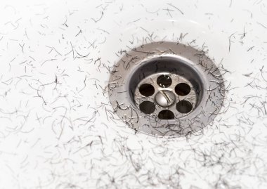 Kirli çamaşır leğeni kıllı kirli lavaboyu gösteriyor..