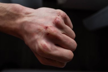 Gri Geçmişe Karşı İnsan Eli 'nin Yakın Çekimi.