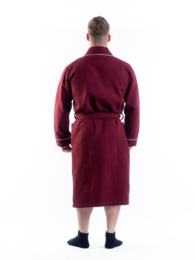 Arkadan bornozlu bir adam izole edilmiş beyaz bir arka planda. Stüdyoda tam gelişimle çekilmiştir..