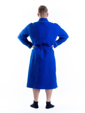 Arkadan bornozlu bir adam izole edilmiş beyaz bir arka planda. Stüdyoda tam gelişimle çekilmiştir..