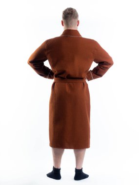 Arkadan bornozlu bir adam izole edilmiş beyaz bir arka planda. Stüdyoda tam gelişimle çekilmiştir..