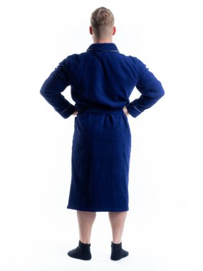 Arkadan bornozlu bir adam izole edilmiş beyaz bir arka planda. Stüdyoda tam gelişimle çekilmiştir..