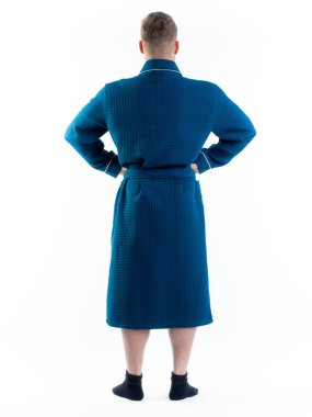 Arkadan bornozlu bir adam izole edilmiş beyaz bir arka planda. Stüdyoda tam gelişimle çekilmiştir..