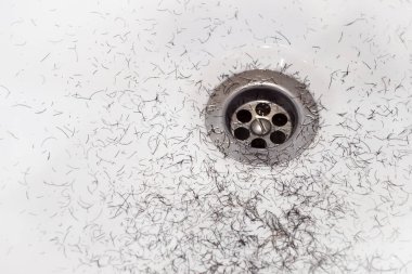 Kirli çamaşır leğeni kıllı kirli lavaboyu gösteriyor..