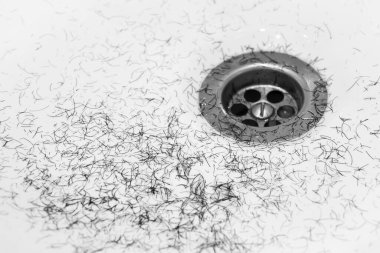 Kirli çamaşır leğeni kıllı kirli lavaboyu gösteriyor..