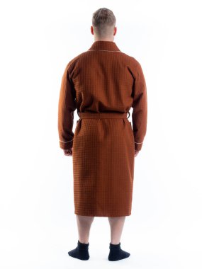 Arkadan bornozlu bir adam izole edilmiş beyaz bir arka planda. Stüdyoda tam gelişimle çekilmiştir..