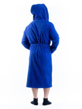 Arkadan bornozlu bir adam izole edilmiş beyaz bir arka planda. Stüdyoda tam gelişimle çekilmiştir..