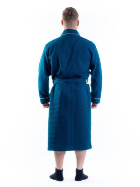 Arkadan bornozlu bir adam izole edilmiş beyaz bir arka planda. Stüdyoda tam gelişimle çekilmiştir..