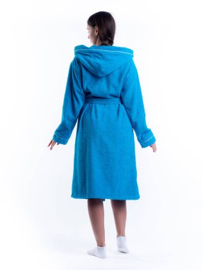 Arkadan gelen sabahlıklı bir kadın izole edilmiş beyaz bir arka planda. Stüdyoda tam gelişimle çekilmiştir..