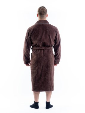 Arkadan bornozlu bir adam izole edilmiş beyaz bir arka planda. Stüdyoda tam gelişimle çekilmiştir..